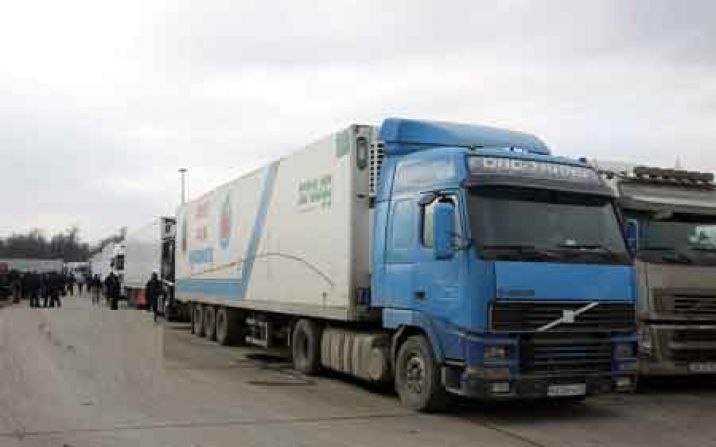 نخستین کامیونهای عبوری راهگذر اکو فردا وارد قم می شوند نخستین کامیونهای عبوری راهگذر اکو فردا وارد قم می شوند